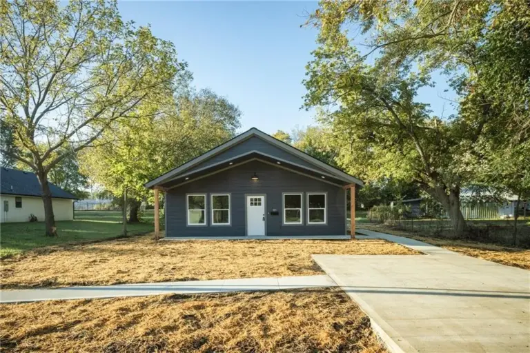 Front exterior and driveway at 305 E Pacific St, Holden, Missouri - DRAT House 2